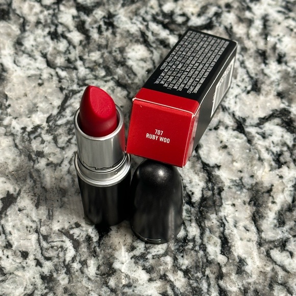 Retro Matte Lipstick ‘Ruby Woo’ Red #707 - Picture 2 of 4
